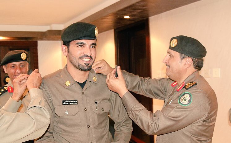 tg_1818's tweet photo. مدير ادارة مرور المملكة 
العميد محمد البسامي 

 يعلق رتبة النقيب / مزيد ابراهيم المزيد 

الف الف مبروك عقبال المراتب العُليا https://t.co/y0YK6WqDbt