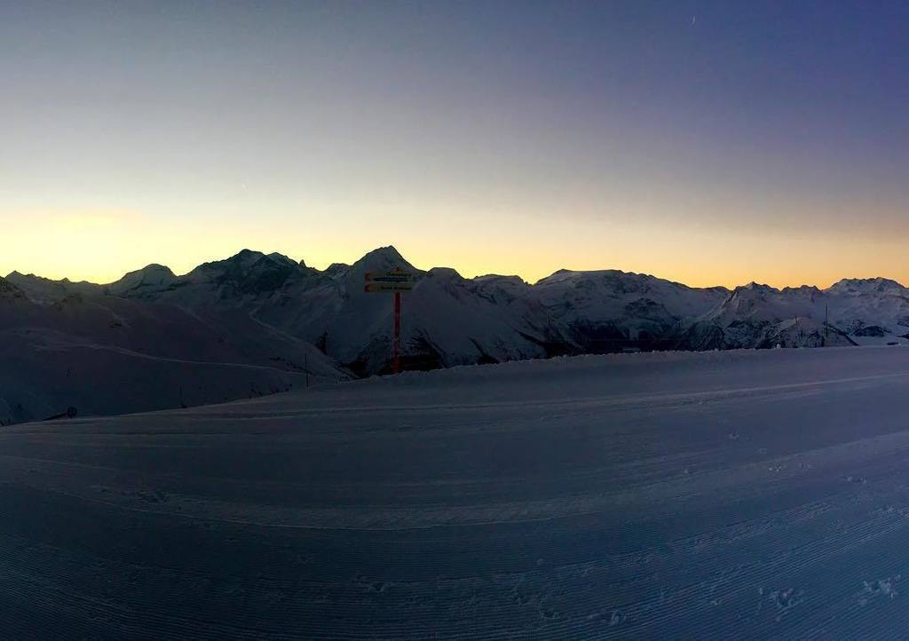 masisimon's tweet photo. Last light of 2017 on French Alps. 
Have a great new year’s eve and see you in 2018. 
#frenchalps #lovemyjob #laplagne #paradiski #snow #mountains #simonmasi #LI #outdoors https://t.co/KCwEsTKIii https://t.co/u1NhAwYUfU