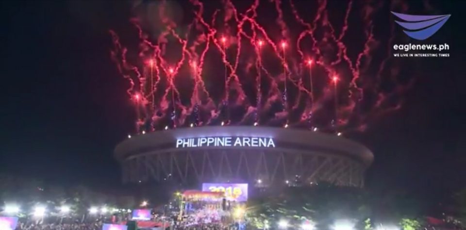 EagleNews's tweet photo. Look:  Highlights of the 30-minute fireworks display at the PHL Arena welcoming Year 2018 - https://t.co/fUC4RFNiv7 https://t.co/UM3v8z28r5