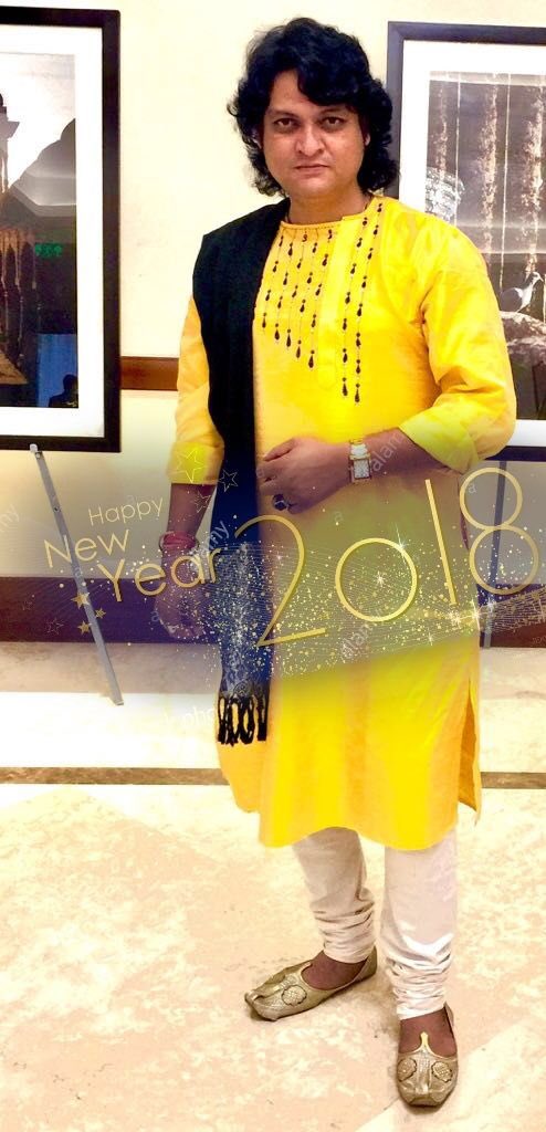 Allarakhamusic's tweet photo. As the year comes to an end, don't look back on yesterday's disappointments. Look ahead to God's promises yet to unfold..

            ALLARAKHA KALAWANT &amp; FAMILY 🙏🙏 https://t.co/vaw3MoISe5