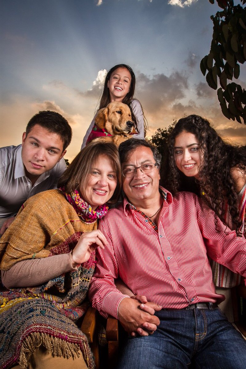Gustavo Petro på Twitter: "Con mi familia les deseamos un feliz año y una  Colombia Humana para el 2018.… "