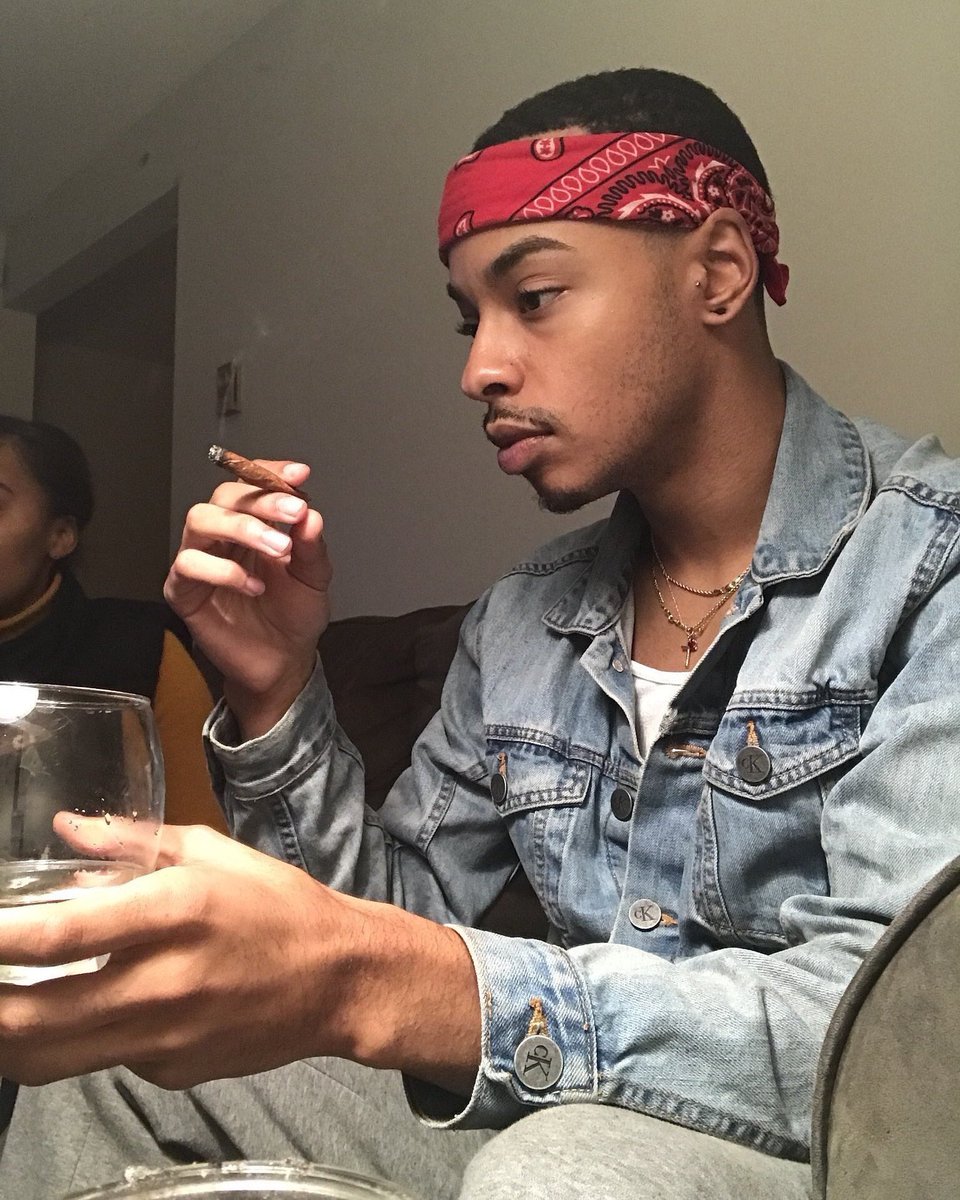 GUNNERSELLWHITE's tweet photo. how the fuck minions wear overalls with no shoulders https://t.co/ZOUvA0sm23