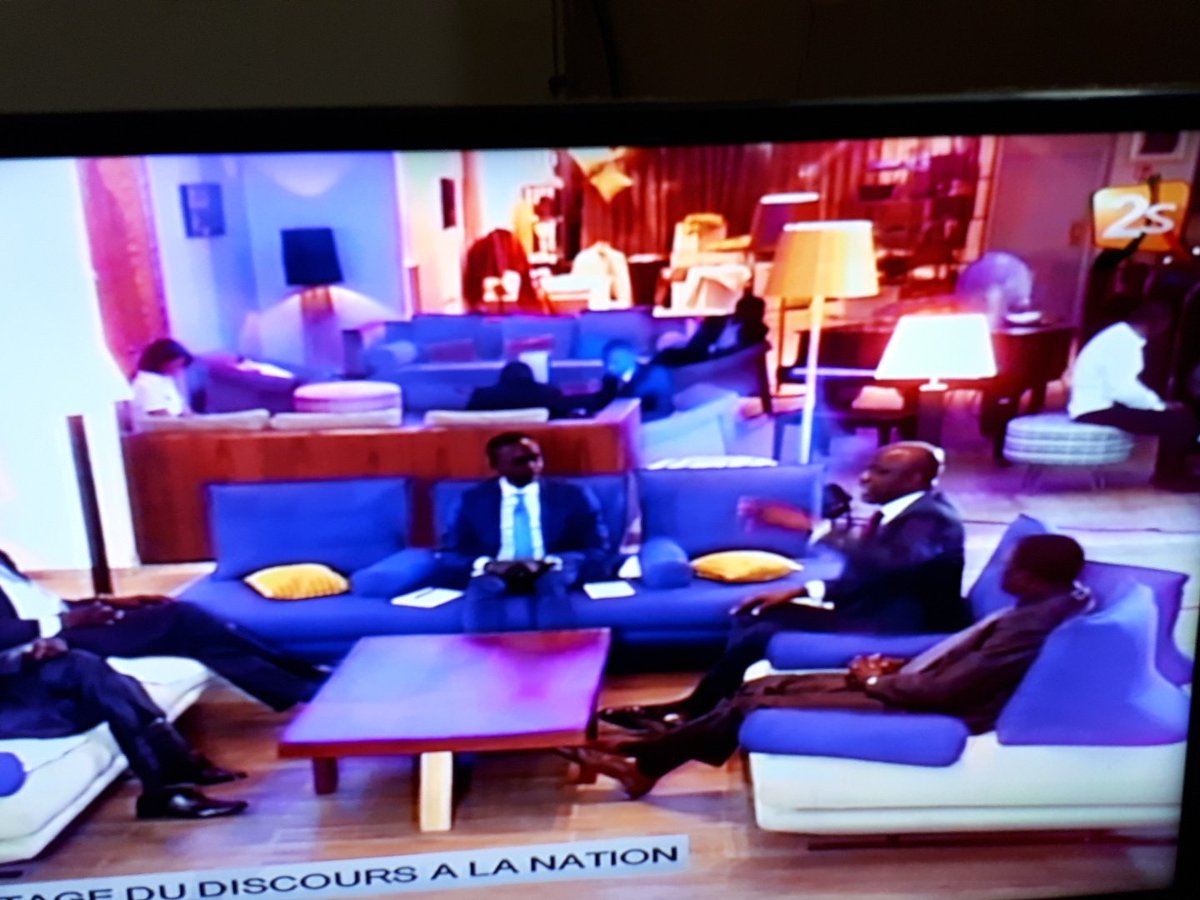 mansourafall's tweet photo. Décryptage du message à la Nation du PR @Macky_Sall aucune femme parmi les invités dans quasiment toutes les chaînes sénégalaises, il en manque à ce point des femmes leaders capables de parler objectivement ou est ce un choix délibéré des patrons de presse? #Message31dec #kebetu https://t.co/4UcJbk9UJG