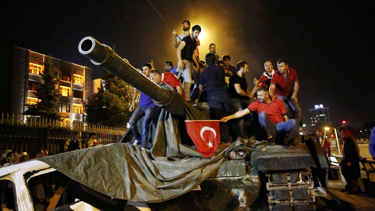 nedimsener2010's tweet photo. İYİ SENELER https://t.co/Hgz6ogXBbX