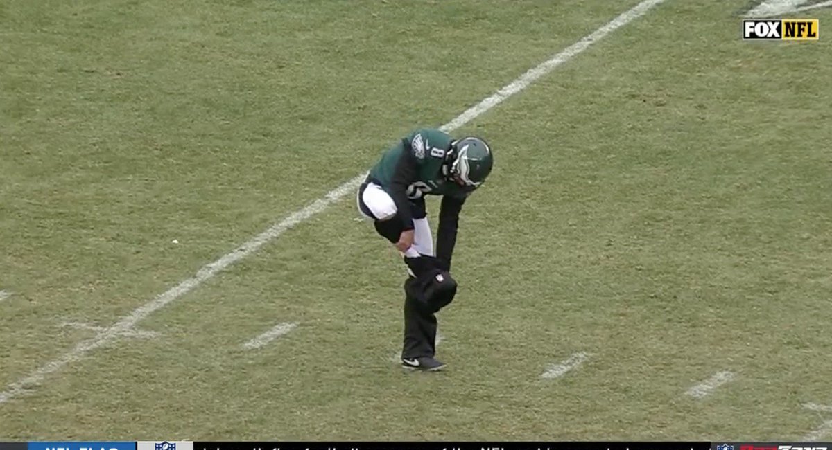 BleacherReport's tweet photo. Eagles punter forgot to take off his sweatpants π https://t.co/qvVOZHzQGQ