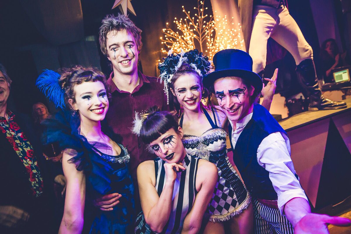 Fiabpresents's tweet photo. Happy New Year from @Fiabpresents 🎉🍾🎉 Bring on 2018 💫 https://t.co/4Ns8H9FSeT