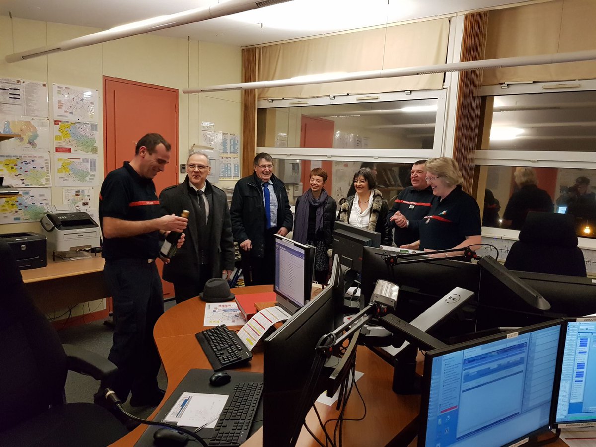 Prefet23's tweet photo. Le #Prefet23 rend visite au service du SDIS, qui assure la permanence de secours durant la nuit de la Saint-Sylvestre. https://t.co/B66VAOFK8p