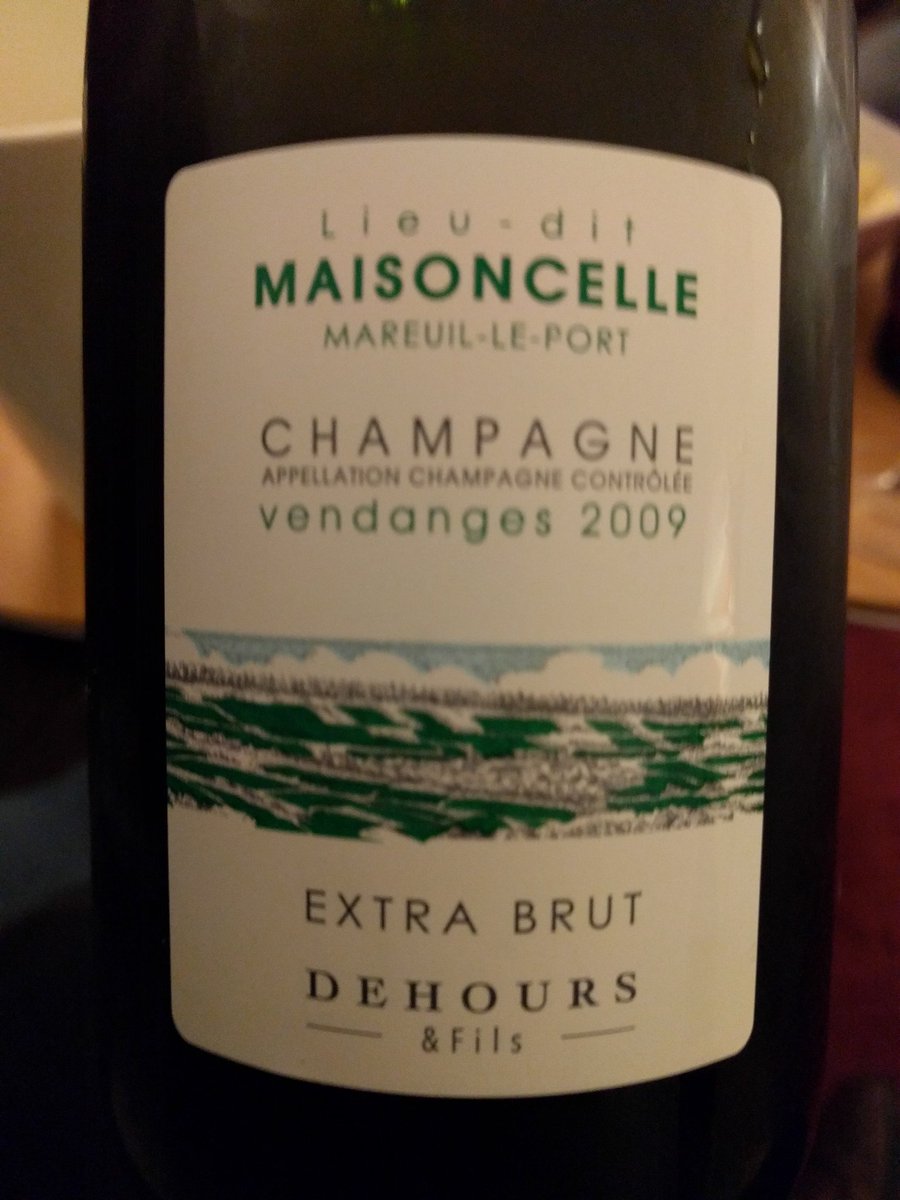 Vinexplore's tweet photo. #bottlebattle @lawinetech du 31/12/17 Ça vaut le coup d'ouvrir des belles quilles avec des amis chers 😘! Et rendre hommage au temps qui passe avec ce #champagne extra-brut 2009 de la maison #Dehours sur le lieudit #Maisoncelle (2706 bouteilles 😑🤤). Bonne année! @GerbelleLaVie https://t.co/SiS9V2Z0pK