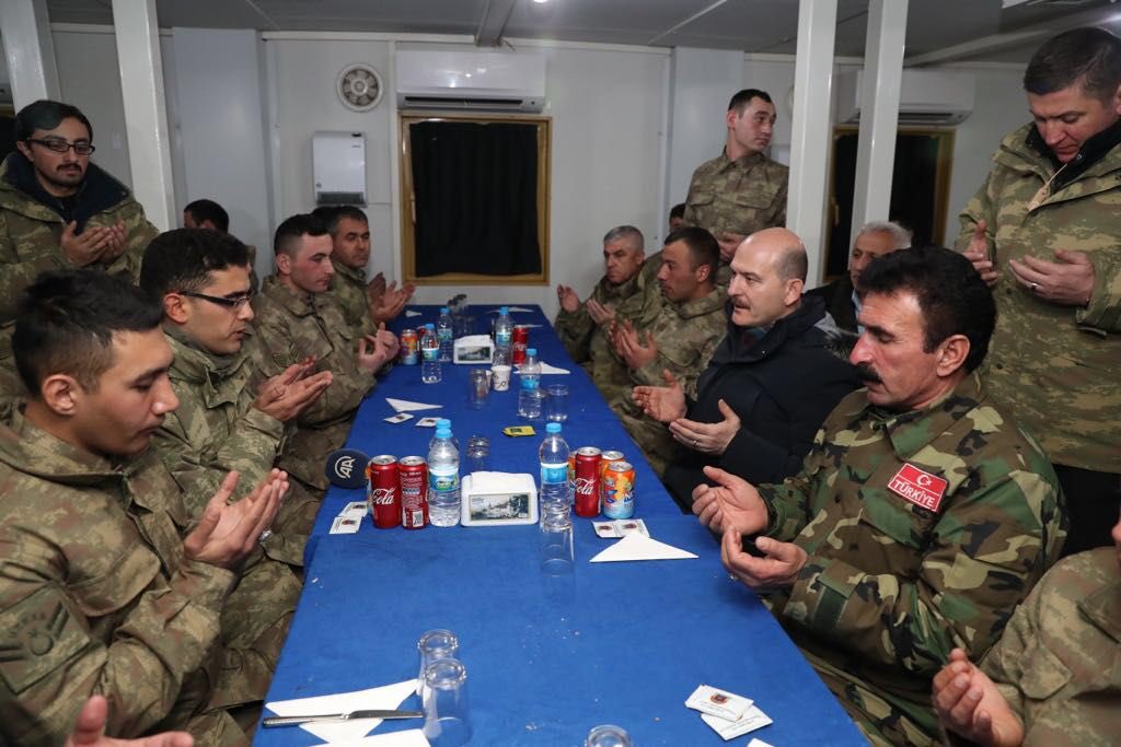 suleymansoylu's tweet photo. Kato 🇹🇷

Değil mi cephemizin sinesinde iman bir; 
Sevinme bir, acı bir, gaye aynı, vicdan bir;

Değil mi ortada bir sine çarpıyor, yılmaz, 
Cihan yıkılsa emin ol bu cephe sarsılmaz! https://t.co/bFKYGgL8dJ