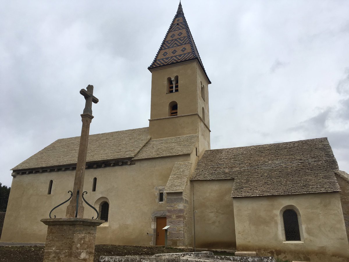 LevyGuillaume's tweet photo. En 2018, prenons soin de nous, de nos proches et de notre patrimoine. Voici l'église romane de #Fixey (Xe siècle), en Côte d'Or, qui vient de bénéficier d'une merveille de restauration. Bonne année 🎊🥂 https://t.co/ntkqpI0JLL