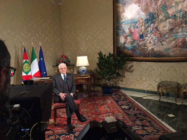 Quirinale's tweet photo. #Mattarella: Vorrei rivolgere un saluto a quanti, questa sera, non stanno festeggiando perché impegnati ad assolvere compiti e servizi essenziali per tutti noi: sulle strade, negli ospedali, nelle città, per garantire sicurezza, soccorso, informazione, sollievo dalla sofferenza https://t.co/8FqS8sMZan