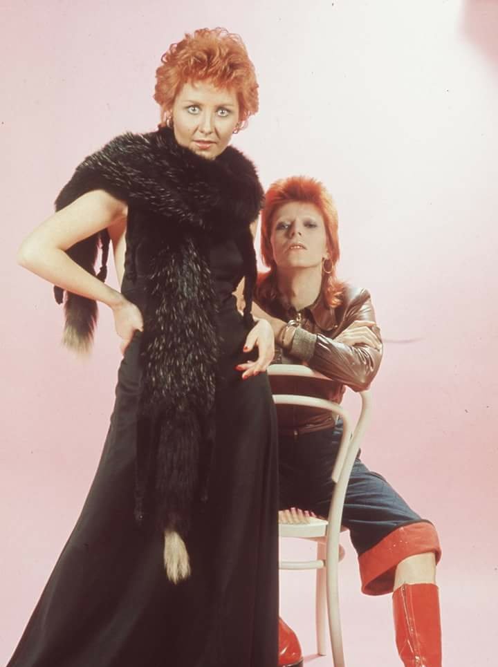 GothicInBlack's tweet photo. #Bowie #BowieForever #BowieFriends https://t.co/rRjEaoLmBA