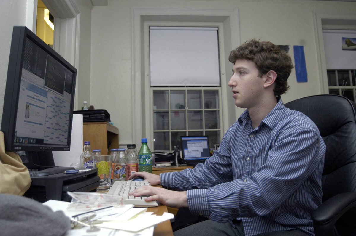 Iker De Los Rios On Twitter May All Dreams Come True In 2018 A Couple Of Startup Motivation Pictures Jeff Bezos Office In 1999 And Mark Zuckerberg S In 2004 Via Apompliano
