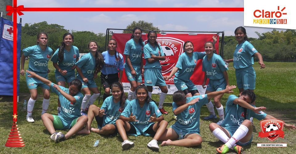 CopaClaroCo's tweet photo. El trabajo en equipo fue fundamental durante este 2017 para todos nuestros futboleros: el resultado, una gran final. 🎉
#SomosCopaClaro 🏆 https://t.co/GNvHNw0gV4