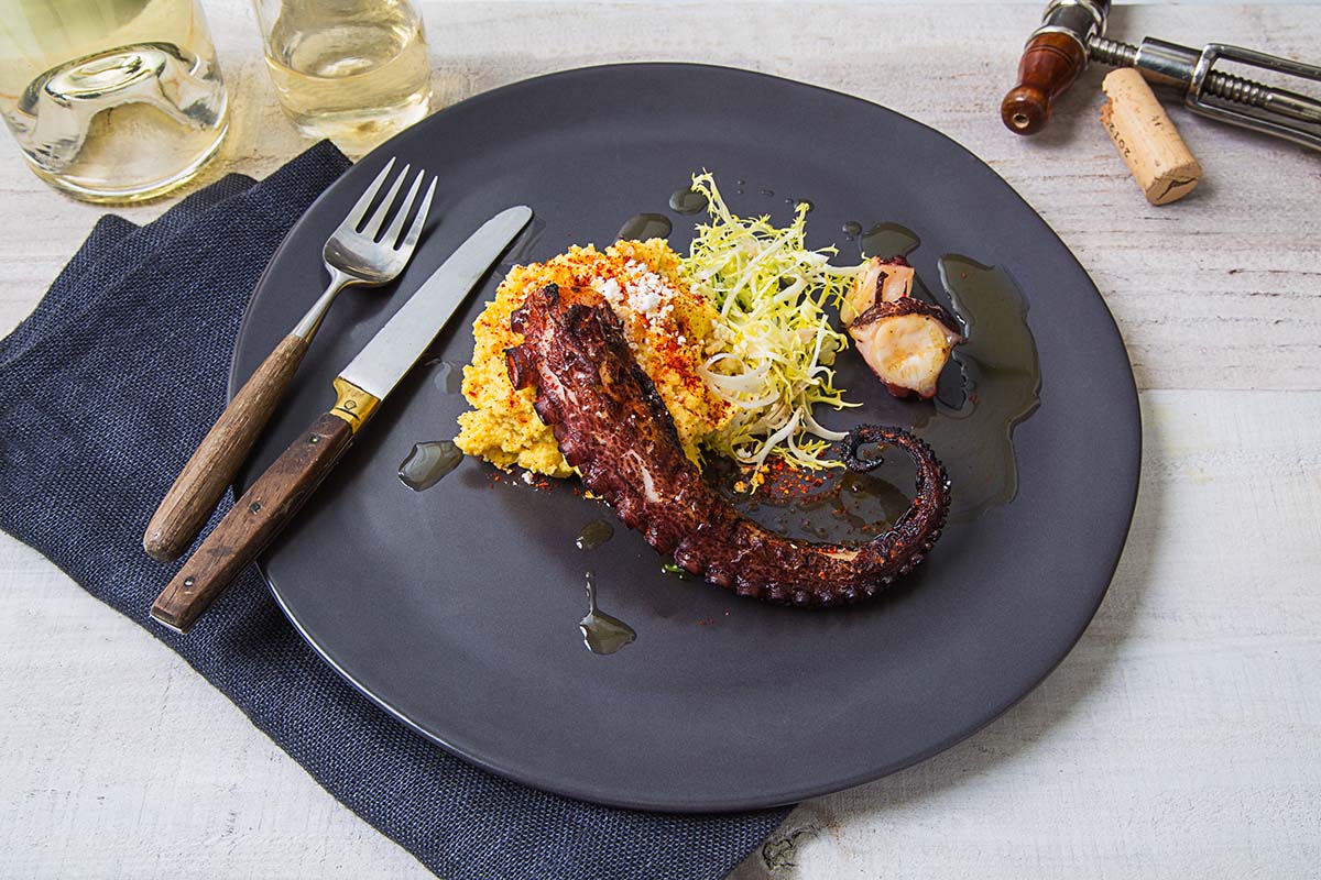 Free champagne and a specialty chef menu? Must be #NYE! For table reservations, visit oola-sf.com