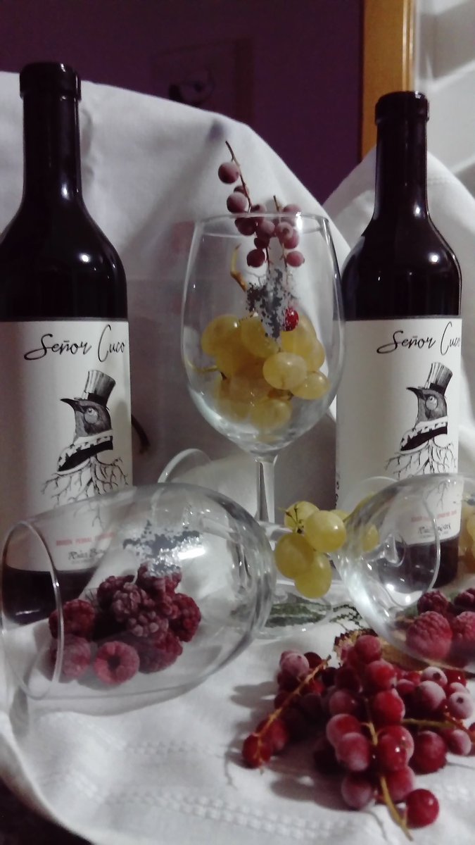 entrevideiras's tweet photo. Feliz Aninovo 2018

#riasbaixas #SeñorCuco #entrevideiras #souson #pedral #espadeiro #caiño #wine #winelovers #redwine #tinto #vino https://t.co/JFsAxN6Sbr