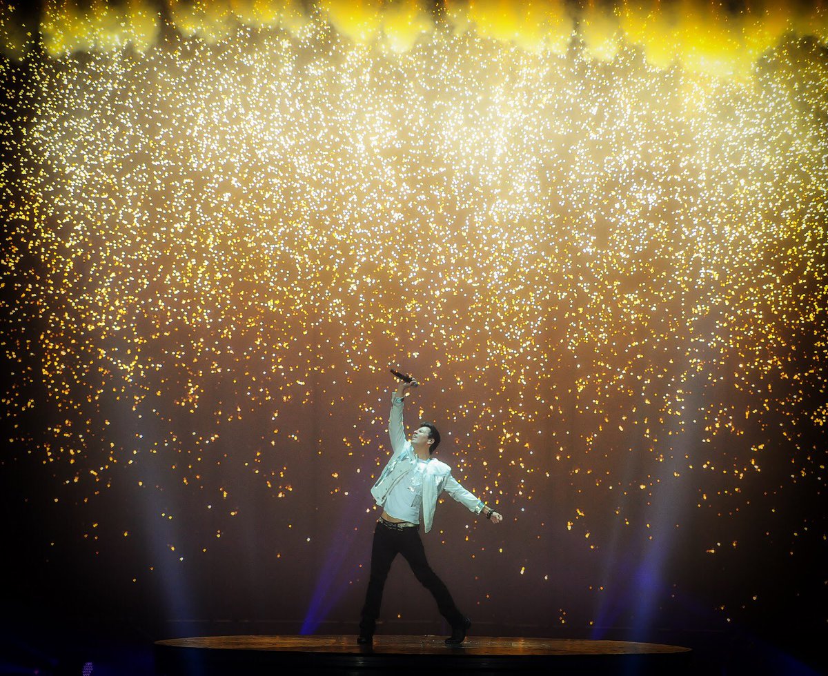 NKOTB's tweet image. The final night of an incredible year. May yours shine bright! ✨
📷: @babsphoto