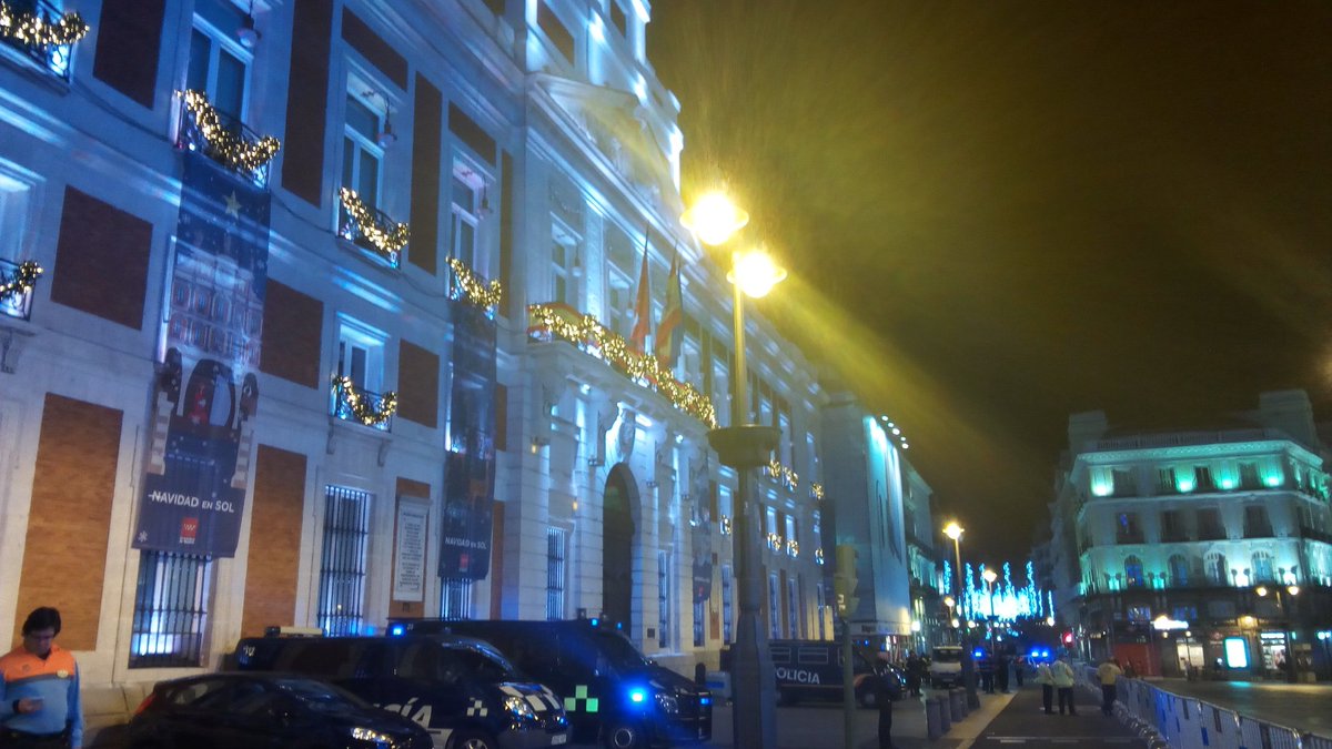 #Nochevieja: Una vez se abran los filtros, se podrá empezar a entrar en la Puerta del Sol. Rogamos que lo hagan de forma ordenada y tranquila. Los accesos son por las calles Arenal, Mayor, Alcalá y Carrera de San Jerónimo. Resto de calles son salidas de emergencia.