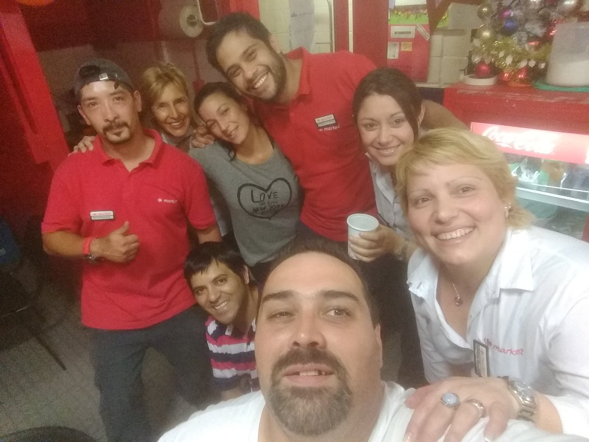 Brindis 275 feliz año les deseamos a todos los cros de comercio paz y prosperidad para todos!!! Y que este año nuevo nos encuentre más unidos que nunca por un sindicato unidos para los laburantes  <a href="/GustavoINCSA/">Gustavo D Bustamante</a> <a href="/SubOrganizacion/">jose medina</a> @RamonMuerzaSEC