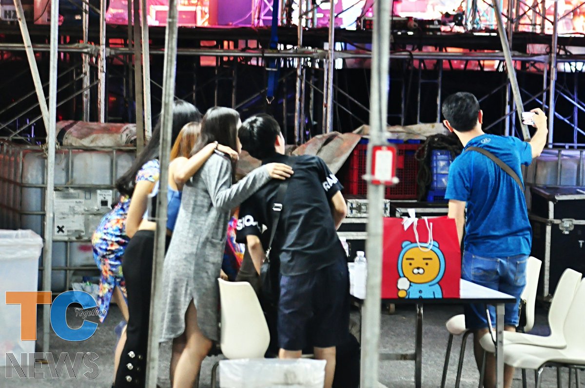 ToeyCheerNews's tweet photo. ส่งท้ายปีเก่าต้อนรับปีใหม่ปีนี้มีแต่ความฟิน เมื่อสองครอบครัวมารวมตัวกัน แต่เอ๊ะ..นี่เค้ามาตกลงเรื่องสินสอดทองหมั้นกันหรือเปล่าเนี่ย หมีหน้าบานแฮปปี้กันถ้วนหน้าได้เลยจ้าาา😁😁😁 @CheerNy14 @Toey_Pongsk #TCนิวส์ #เต้ยเชียร์ #HNY2018WithToeyCheer https://t.co/L80O28gJYw