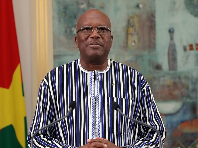 presidencebf's tweet photo. MESSAGE A LA NATION
DE SON EXCELLENCE MONSIEUR
ROCH MARC CHRISTIAN KABORÉ
PRÉSIDENT DU FASO, PRÉSIDENT DU CONSEIL DES MINISTRES https://t.co/z6cwsWTo10 https://t.co/OxbG55viQO