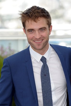 RobGoodness's tweet photo. Cannes 2017 #robertpattinson #Rob2017 https://t.co/Wzt575BeuA