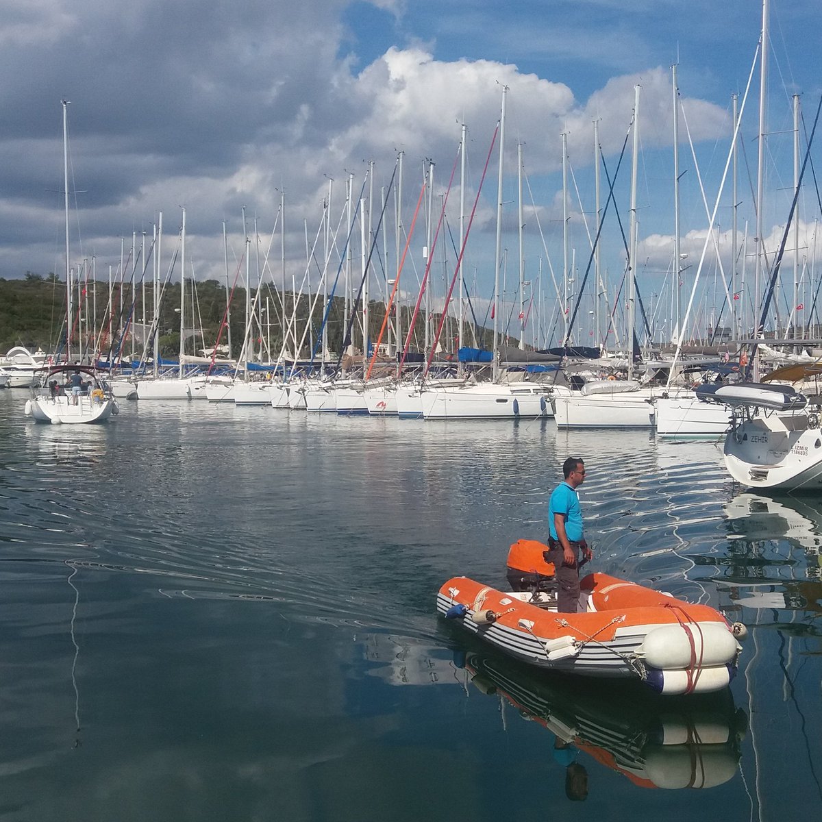 TeosMarina's tweet photo. TEOS MARİNA'DA 4 MEVSİM DENİZ SEZONU
Kim demiş deniz sezonu bitti diye. 6 Ocak Pazar günü İzmir'in yanı başında teknelerini bağlamış olma avantajını kullanan 93 yatçımız palamarları çözüp denizin tadını çıkarttı. İzmir'de doğaya ve huzura ulaşmanın en kestirme yolu Teos Marina... https://t.co/83AXt0q4mK