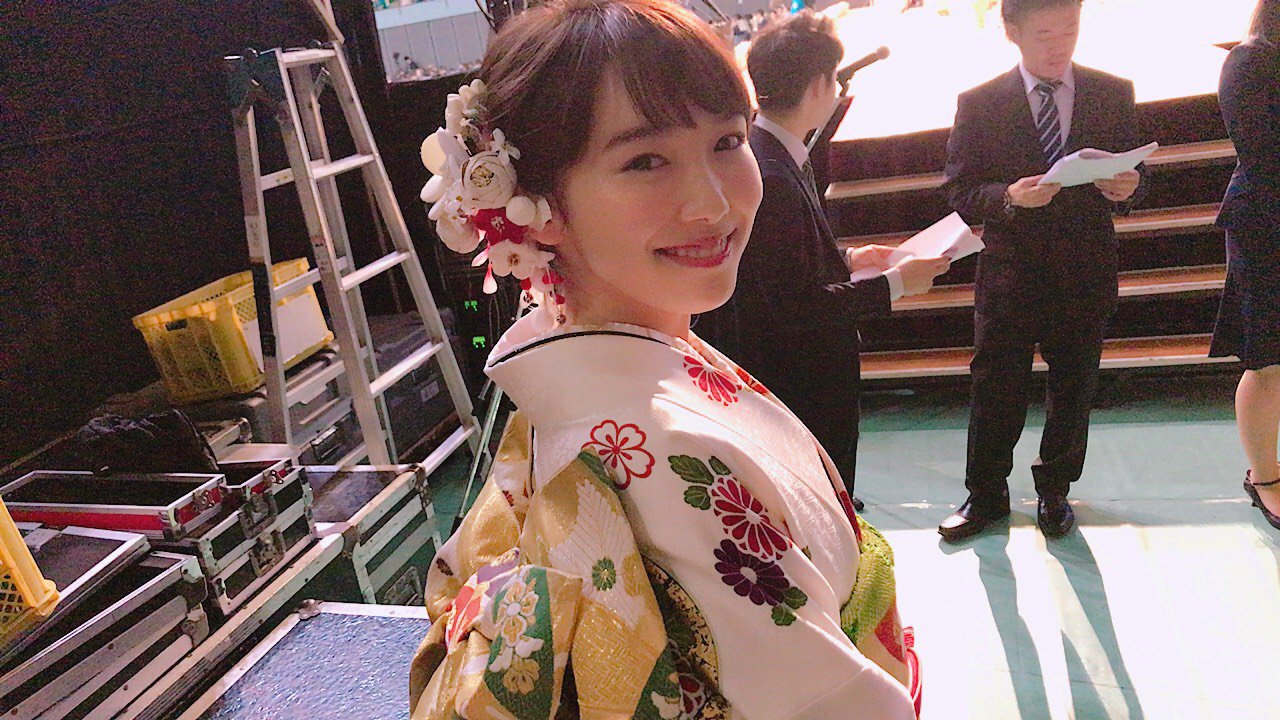 飯豊 まりえ 本日 私は新成人として 千葉市の式に出てきました 成人にあたって 誓いの言葉を皆さんの前で述べさていただく機会をいただきました 一生に一度しかない大切な式なので 本当に光栄な経験でした お着物は鈴乃屋さんで白を選びました