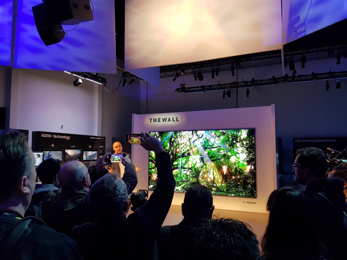 Expresoec's tweet photo. El televisor 'The Wall' de #Samsung es la primera pantalla para consumidores que usa tecnología micro-LED: al igual que los OLED, los mLED permiten negros más intensos porque no necesitan una luz de fondo separada. #SAMSUNGXCES2018 #FirstLookevent https://t.co/dOcRzwiImx