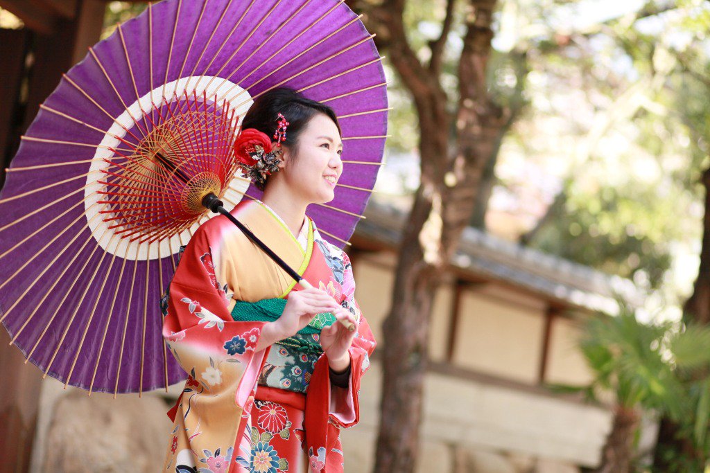 soshuen's tweet photo. 今日は成人の日。
新成人の皆さま、新成人のご家族の皆さま、おめでとうございます！

蘇州園では、成人式当日以外でも、記念撮影を承っています。
プロのカメラマンの手で、二十歳の晴れ姿をおさめることができます。

#蘇州園 #神戸 #成人 #成人式 #記念写真 #写真好きな人と繋がりたい #ideagraph https://t.co/BJ7b8UqlRK