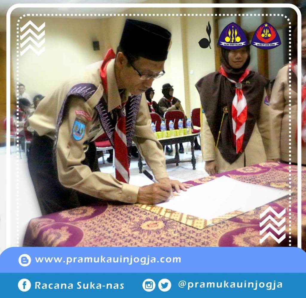 PramukaUINjogja's tweet photo. Penandatanganan Berita Acara Pelantikan Pengurus Racana Sunan Kalijaga dan Nyi Ageng Serang Masa Bakti 2018 oleh Kak Khoirul Anwar, M.A, MD.

#pramukauinjogja
#protokolpramukauinjogja #pramukadiy 
#pramukaupdate 
#pramukakece 
#pramukajogja 
#pramukaindonesia #indonesiascout… https://t.co/9inWhHegcM