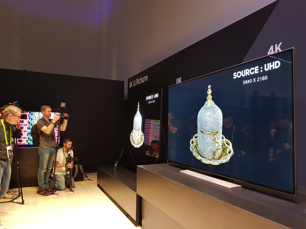 GviewsEc's tweet photo. El Samsung Q9S es un televisor que integra inteligencia artificial para escalar la calidad de la imagen, hasta 8K: el doble de la resolución que aún muchos aspiramos a tener en nuestras casas. #SAMSUNGXCES2018 #FirstLookevent https://t.co/jZjrFSmSyc