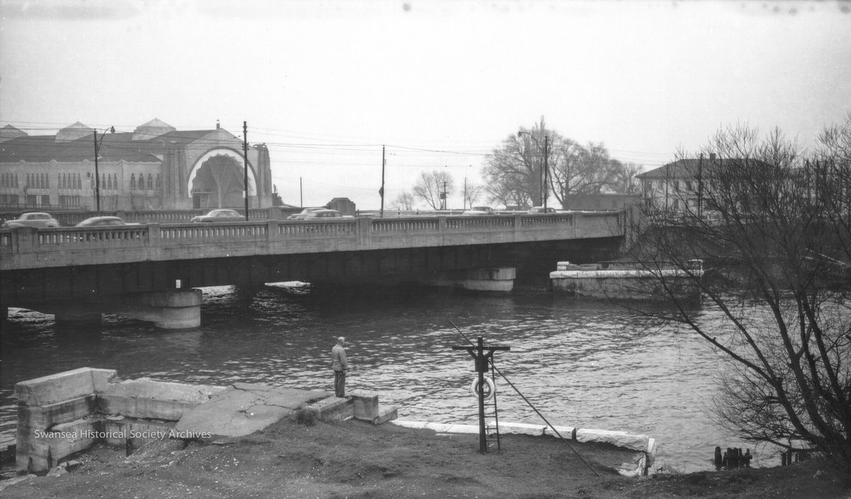 Swansea_History's tweet photo. Palace Pier was destroyed by fire #OTD, January 7th, 1963. There are now condos where Palace Pier once stood at the mouth of the Humber River.  #SwanseaTO #BloorWestVillage #TOHistory #HumberRiver #PalacePier.  Date of photo unknown. Swansea Historical Society archives. https://t.co/1bAzTntD14