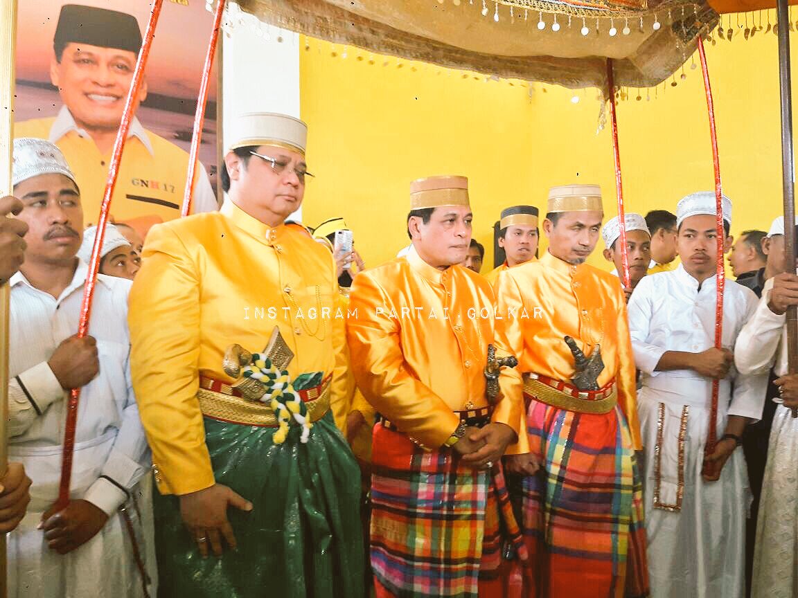Golkar5's tweet photo. Ketua Umum @airlangga_hrt mengantar paslon Gub/Wagub Sulsel Nurdin Halid - Aziz Qahar Mudzakkar ke kantor KPU Prov Sulawesi Selatan. @KawanNHAziz @Pemuda_NHAziz #sulselbaru #samasamaki #Airlanggahartarto #Pilkada2018 #Golkar #Golkarbersih https://t.co/PmAnjCMTdo