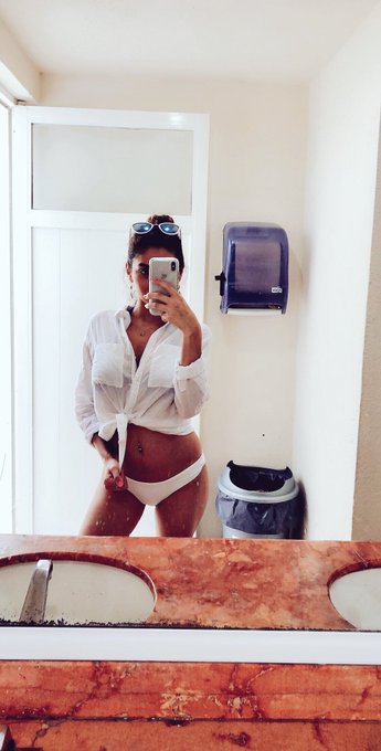 Time of my life🏝✨ https://t.co/ULqJiSKtQV