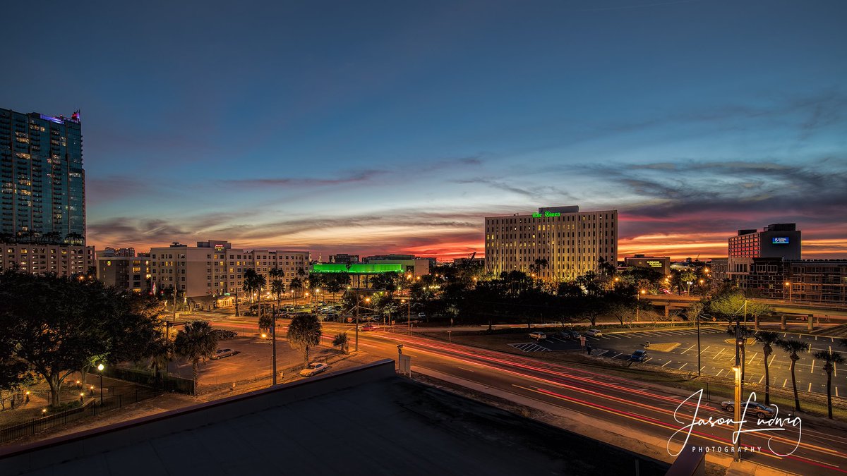 FreewayPhoto's tweet image. January Sunset over Downtown Tampa @ShareALittleSun @CityofTampa @Tampasdowntown @MySkypoint @BayNews9 #lovefl @VisitTampaBay