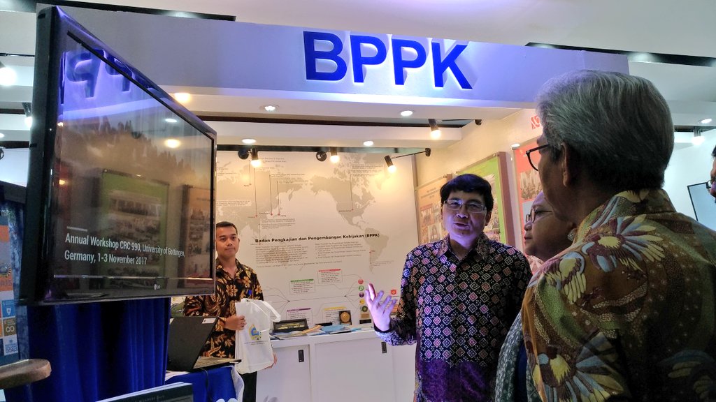 Kemlu_RI's tweet photo. Masing-masing unit kerja menampilkan capaian kinerja selama 3 tahun di booth dengan beragam tema. #BPPK #Itjen #ASEAN #PPTM2018 https://t.co/I7SkEP2WgI