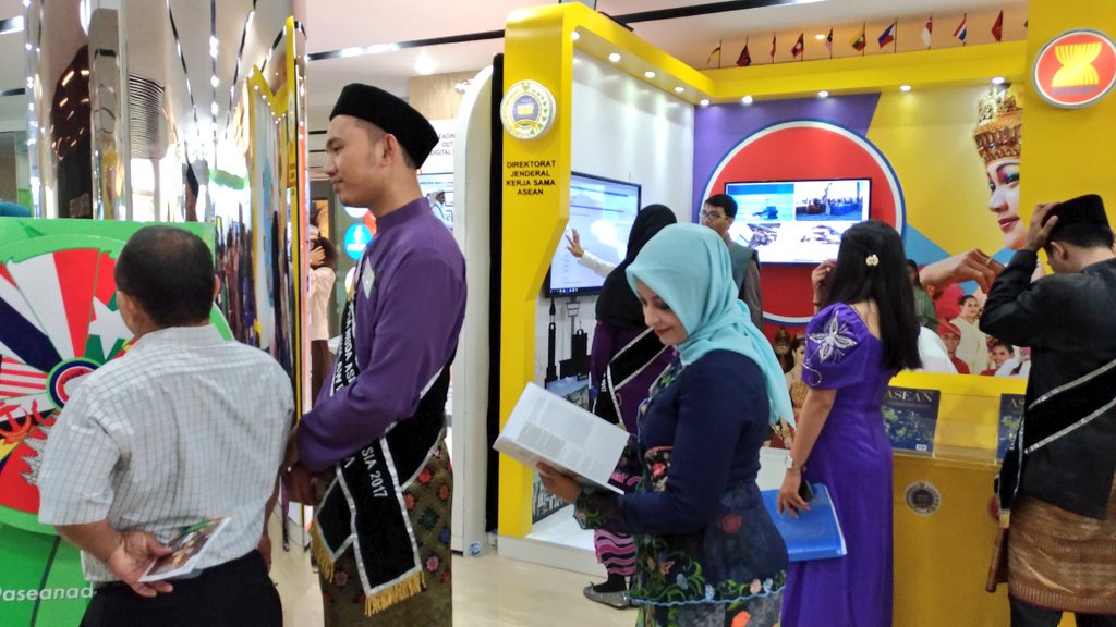 Kemlu_RI's tweet photo. Masing-masing unit kerja menampilkan capaian kinerja selama 3 tahun di booth dengan beragam tema. #BPPK #Itjen #ASEAN #PPTM2018 https://t.co/I7SkEP2WgI