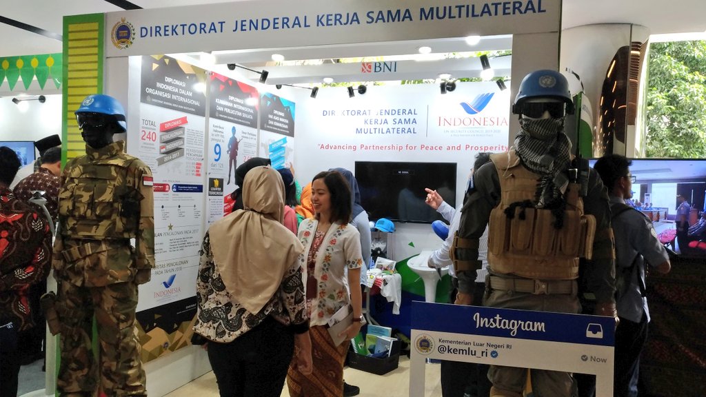Kemlu_RI's tweet photo. Pada pameran capaian 3 tahun diplomasi RI, dikedepankan juga prioritas politik luar negeri Indonesia, seperti perlindungan WNI dan pengiriman pasukan perdamaian PBB. #Protkons #Setjen #Multilateral #PPTM2018 https://t.co/CsDO3dEsBk