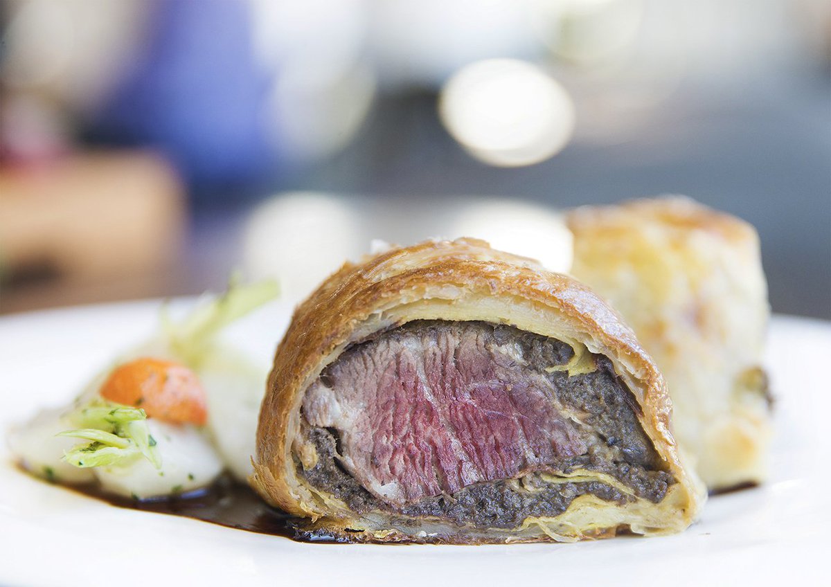 BenjaminHphoto's tweet photo. .@GordonRamsay's 5th #LasVegas restaurant #grhellskitchen @CaesarsPalace features fresh menu highlighted by crispy skin salmon, prime 30 day dry aged porterhouse, sticky toffee pudding & beef wellington. @AlManciniVegas https://t.co/ewtpdBHtpI