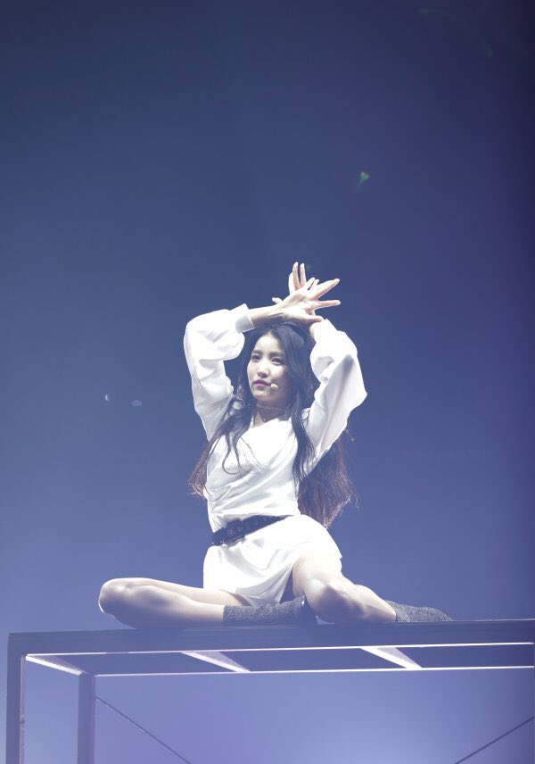 Take ヨジャチングのリーダーソウォンは ソンミの カシナ 舞台でファンの歓呼を引き出した これまで放送で見せてくれた身近でざっくばらんな姿とは違って 目つきから完全に変わった姿が注目を集めた また カシナ のポイント振付で内面から汲み上げた