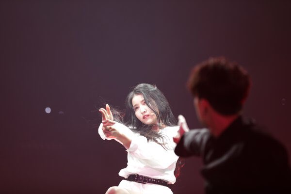 Take ヨジャチングのリーダーソウォンは ソンミの カシナ 舞台でファンの歓呼を引き出した これまで放送で見せてくれた身近でざっくばらんな姿とは違って 目つきから完全に変わった姿が注目を集めた また カシナ のポイント振付で内面から汲み上げた