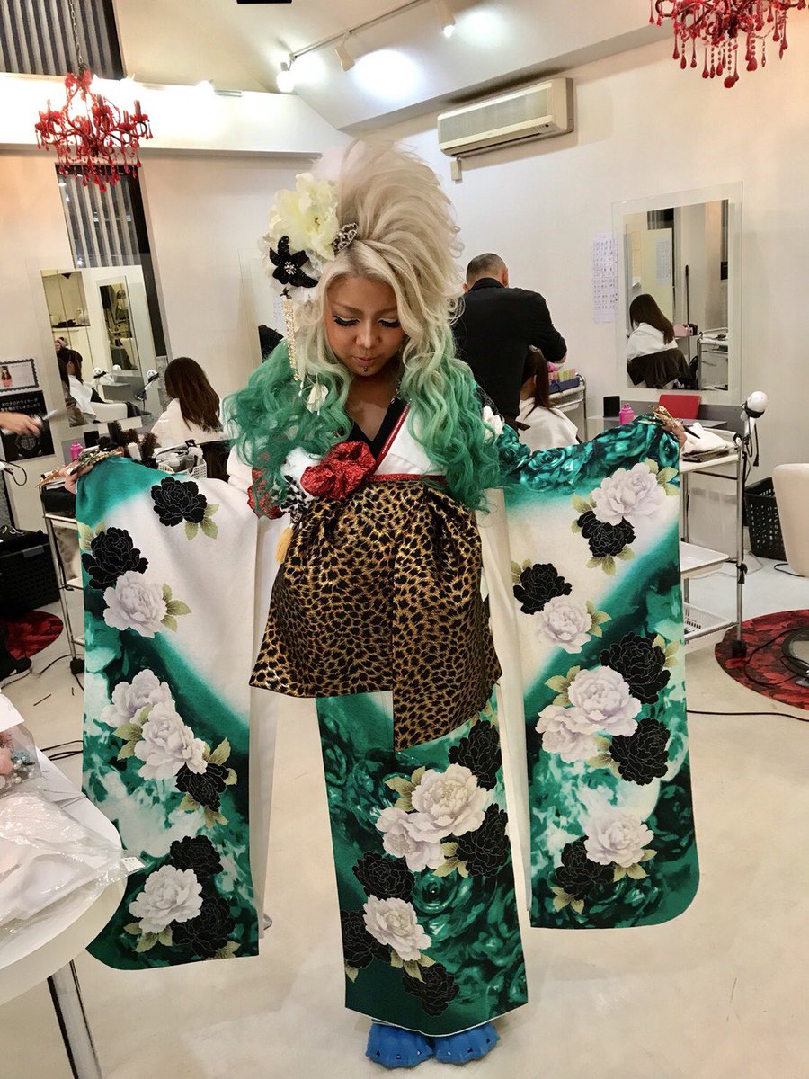 人気のヒョウ柄の振り袖お誂えです。