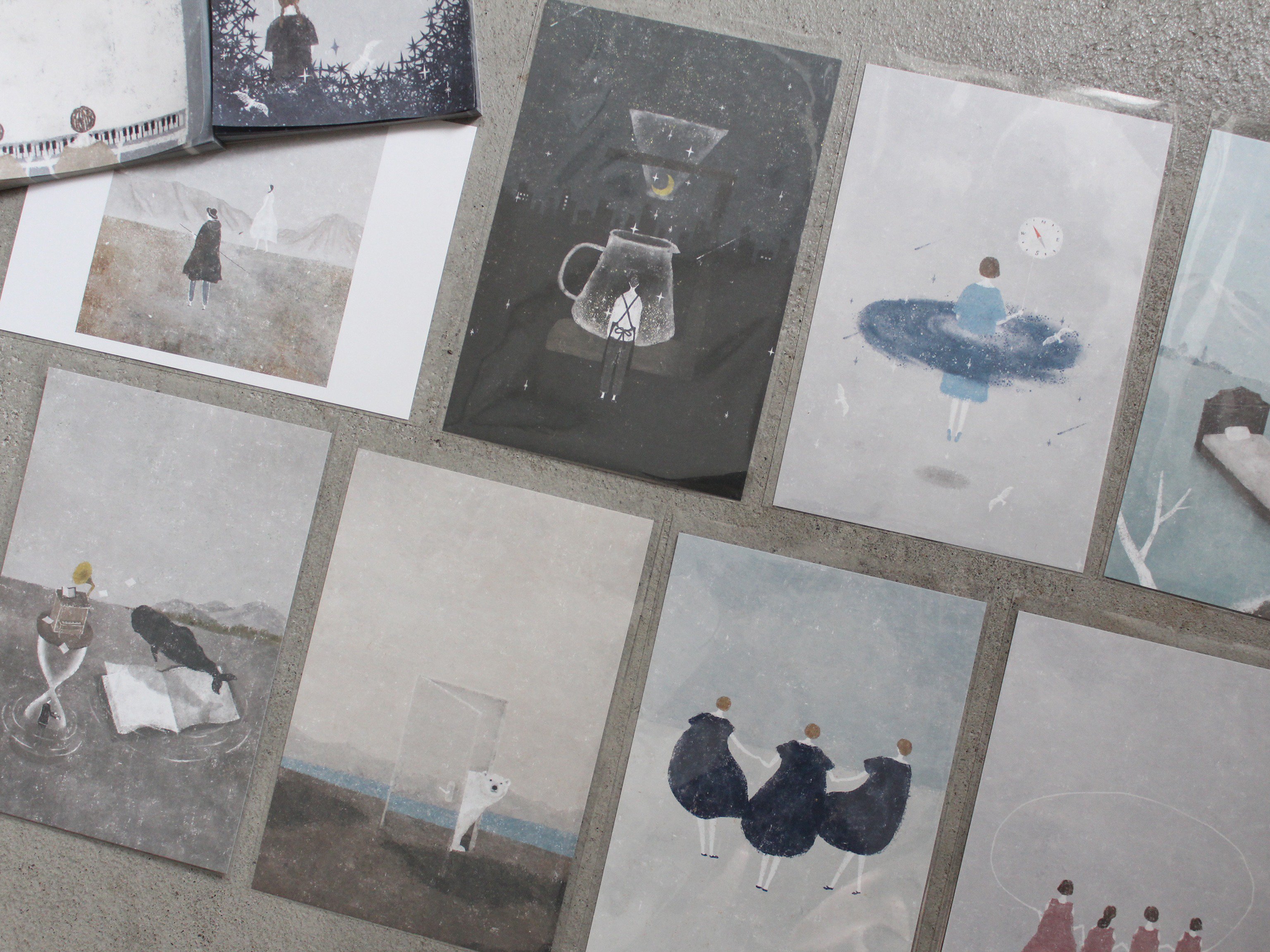 手紙社 手紙舎 2nd Story Soelで行われた作品展も好評を博した イラストレーター 日下明さんのポストカードやメモパッドを販売しております 空の隙間 のフラフープ や 星屑ドリップ など 思わず空想が膨らむイラストの数々 お部屋に飾って