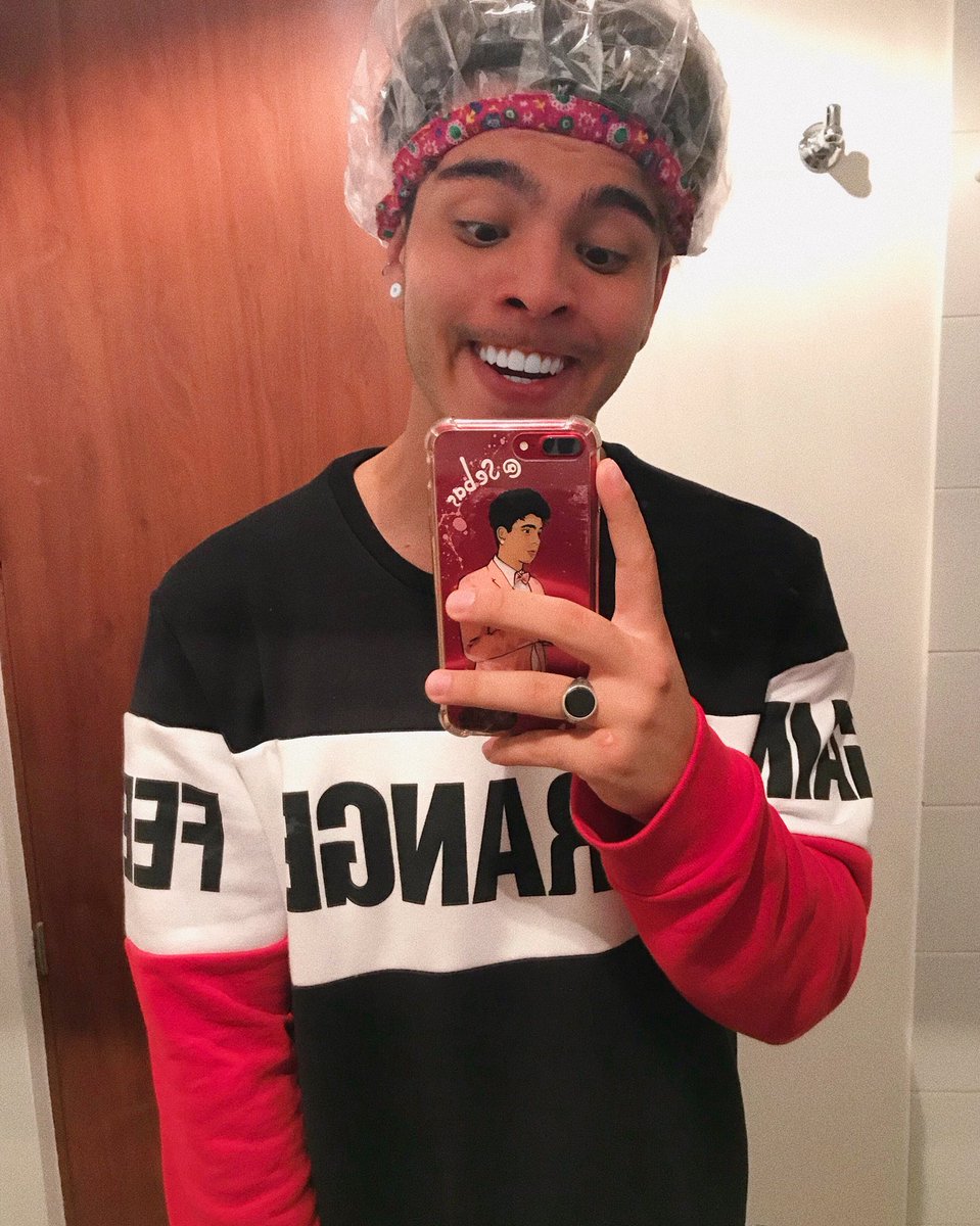 villalobossebas's tweet photo. Esta secuencia de fotos podría ser la perfecta definición de “cuando no puedas con el enemigo, unétele”. Yo sólo quería una selfie frente al espejo https://t.co/eoibYFlecv