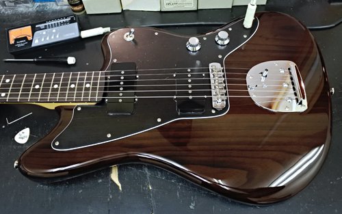 バーナーでライトアッシュ材の表面を焼き 導管に焼き色を着けた後 木目