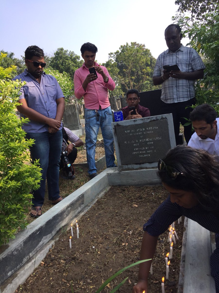 AzzamAmeen's tweet photo. “Still no justice” graveside vigil attended by a small gathering held at Borella cemetery today, January 8 to mark 9 years since the assassination of Editor Lasantha Wickrematunge #pressfreedom https://t.co/Cfy05NQTXB