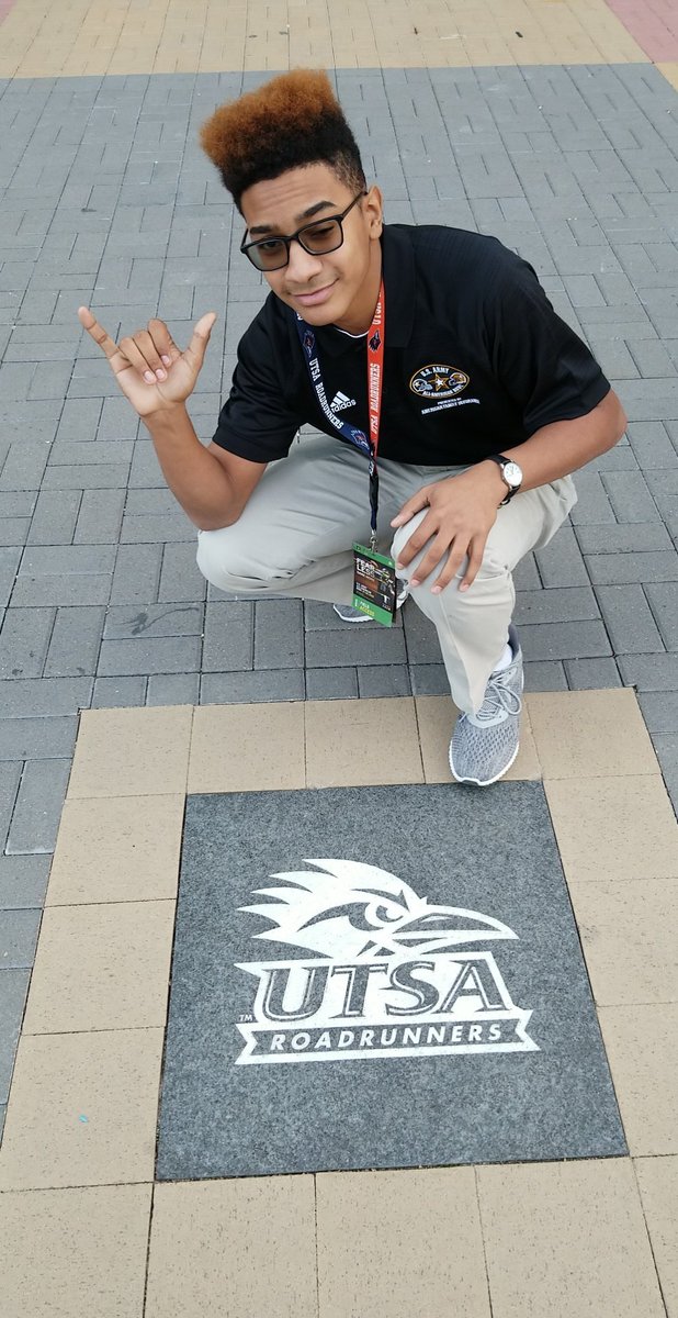 ElkinsTina1's tweet photo. Despite being sick I made it out to support my son as he volunteered at the @ArmyAllAmerican Bowl game yesterday! β€π #ArmyBowl #UTSA #BirdsUp #JoshuasSeniorYear #Army #GoArmyExperience #West https://t.co/UMrqoLG9II