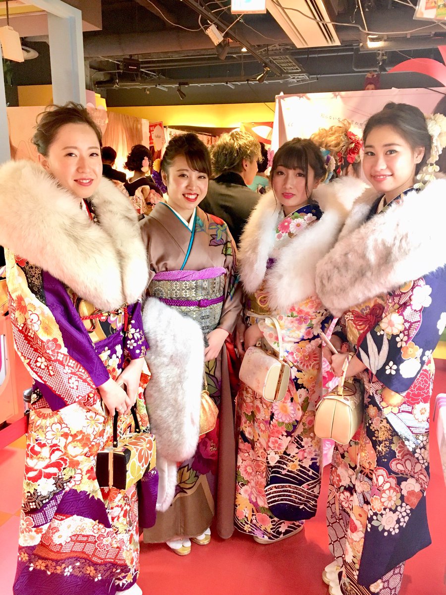 横須賀モアーズシティ Ar Twitter こんちには 本日は成人の日 成人を迎えられた皆様おめでとうございます モアーズシティ館内でご友人と楽しい時間を過ごしていただいている方がたくさんいらっしゃって とても嬉しいです 成人式 成人おめでとう 横須賀