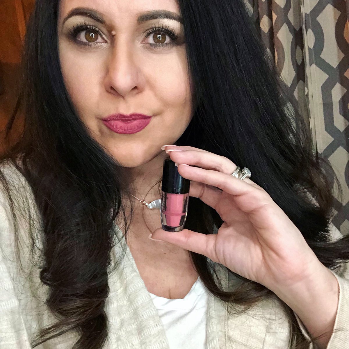 graceandbeyouty's tweet photo. Casual in the Crush lip powder for the win👌 it’s a pink that looks good on literally anyone💗 #mattelip #lippowder https://t.co/11cNq5fCNT